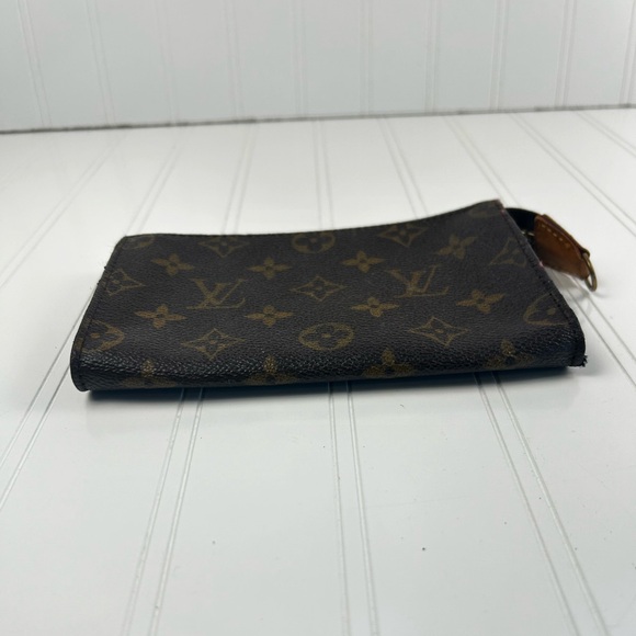 Louis Vuitton Vintage Monogram
Canvas Toiletry Pouch 17 Cosmetic Bag - Picture 10 of 12